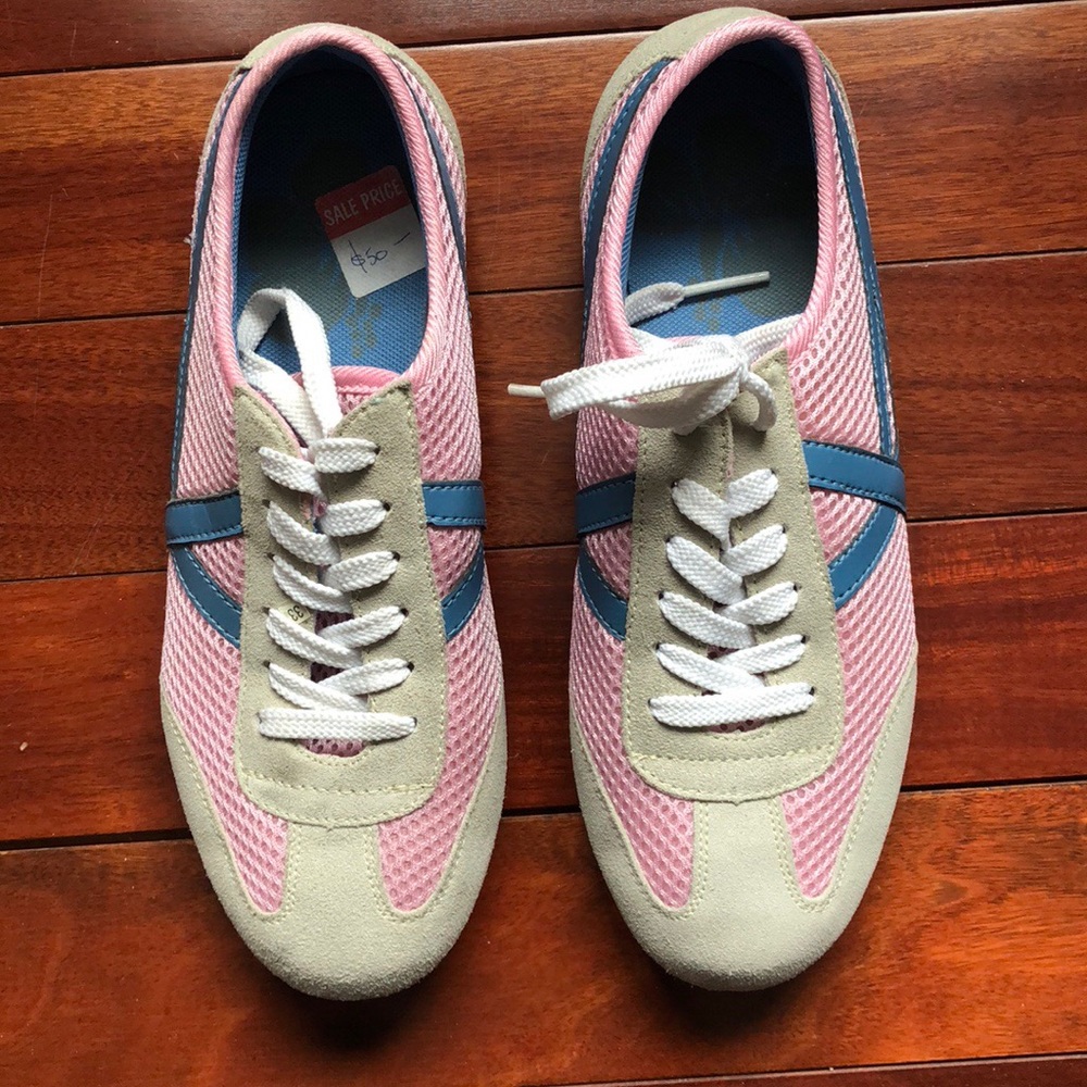 Women’s lightweight sneakers.
